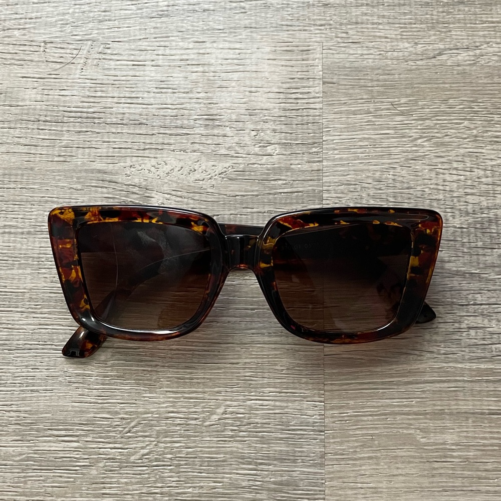 brown/tortoise oversized glasses